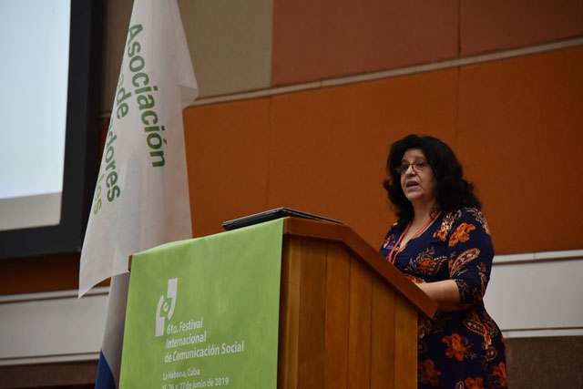 La MsC Rosa María Pérez, presidenta Nacional de la Asociación Cubana de Comunicadores Sociales, imparte conferencia durante la inauguración del VI Festival Internacional de Comunicación Social, con sede en el Palacio de Convenciones, en La Habana, Cuba, el 25 de junio de 2019. ACN FOTO/Omara GARCÍA MEDEROS