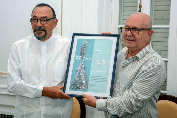 Miguel Barnet, Presidente de la Unión de Escritores y Artistas de Cuba, entrega a Carlos Bojórquez Urzáiz el Premio Internacional Fernando Ortiz