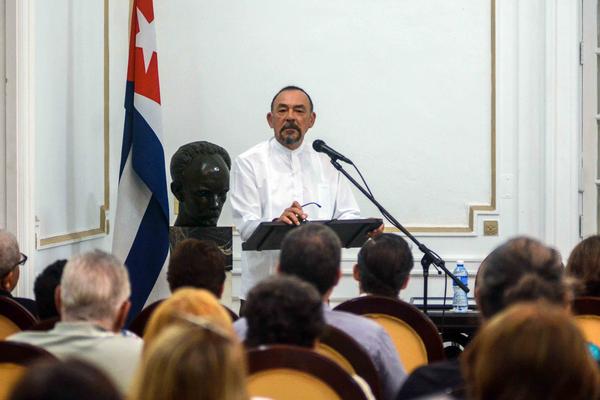 Carlos Bojórquez Urzáiz (C), durante su intervención, tras recibir el el Premio Internacional Fernando Ortiz