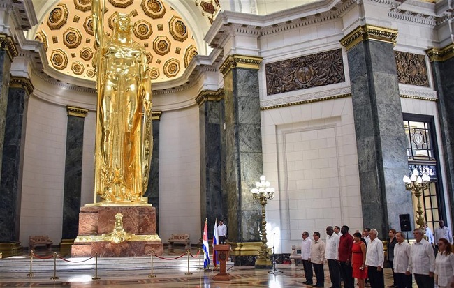 Lavrov asistió a la reinauguración de la estatua de la Republica, también trabajada con la técnica del Pan de Oro.