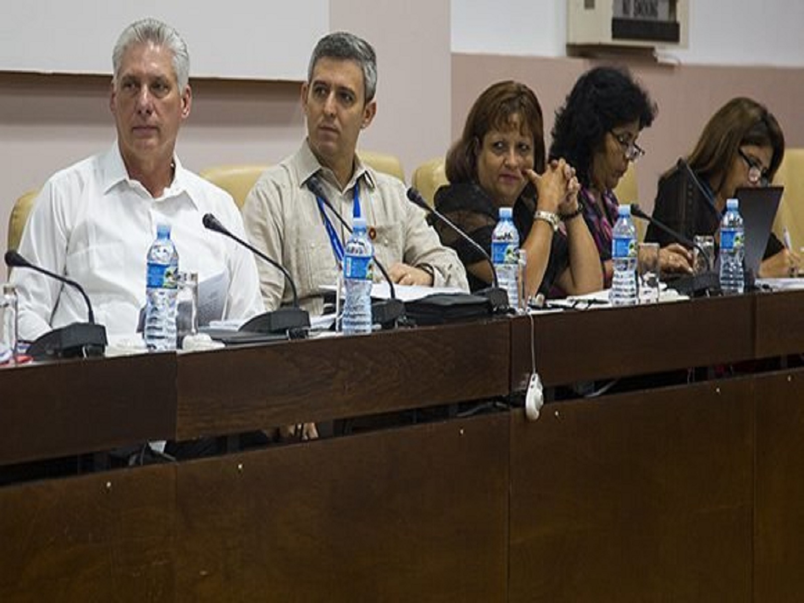 Miguel Díaz-Canel asiste a la Comisión de Atención a los Servicios en la segunda jornada del trabajo de las comisiones permanentes de la Asamblea Nacional. Foto: Irene Pérez/ Cubadebate.