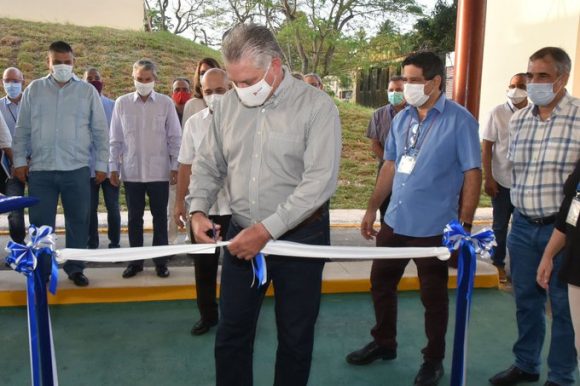 Inaugura Díaz-Canel Planta de Producción de Péptidos Sintéticos. Foto: Twitter/@PresidenciaCuba