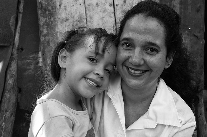 Doctora cubana con niña venezolana operada en Cuba en 2005. Foto Roberto Chile.