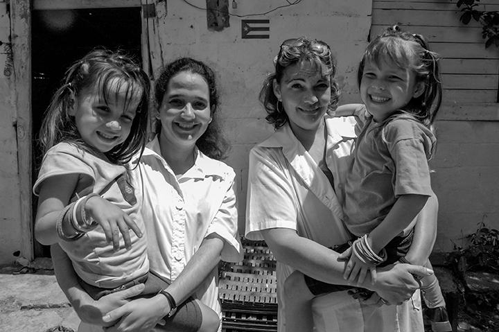 Doctoras cubanas con pacientes venezolanos, Veneuzela 2005. Foto Roberto Chile.