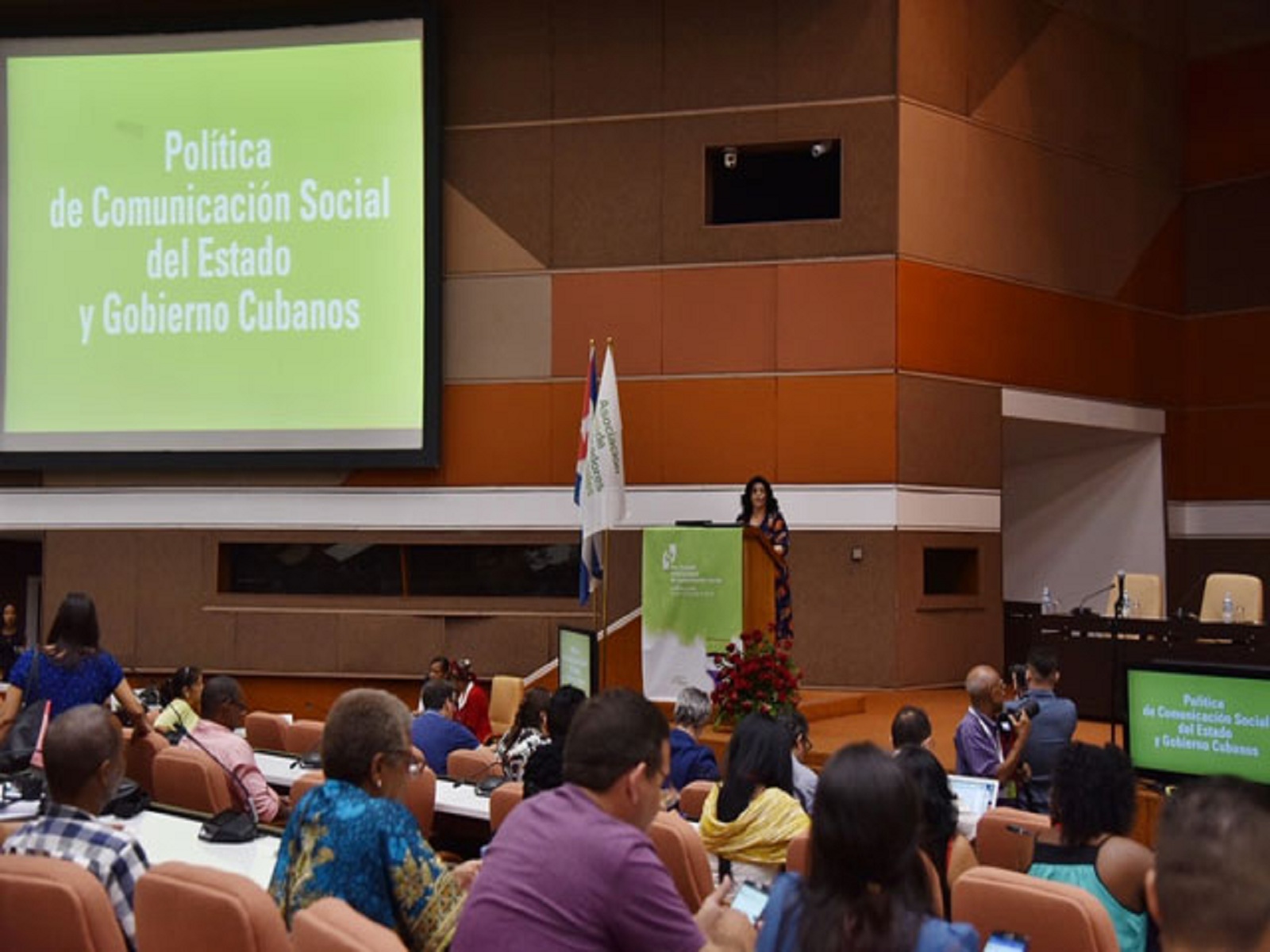La MsC Rosa María Pérez, presidenta Nacional de la Asociación Cubana de Comunicadores Sociales, imparte conferencia durante la inauguración del VI Festival Internacional de Comunicación Social, con sede en el Palacio de Convenciones. ACN FOTO/Omara GARCÍA