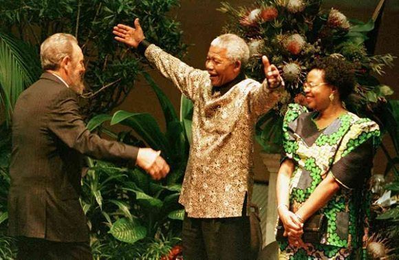 El abrazo de dos amigos entrañables, en presencia de Gracia Machel, en el inicio de la Cumbre del Movimiento de los Alineados, en Durban, septiembre de 1998. Foto: Juventud Rebelde / Sitio Fidel Soldado de las Ideas