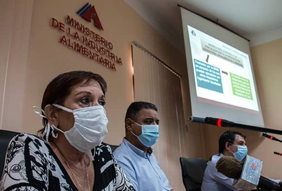 Gilda Dieppa profundizó en las particularidades legales de las nuevas medidas que respaldan la política de producción industrial de alimentos y bebidas. Foto: Abel Padrón Padilla.