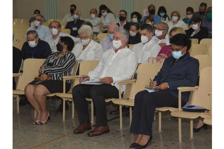 Presidente de Cuba participa en clausura de taller científico