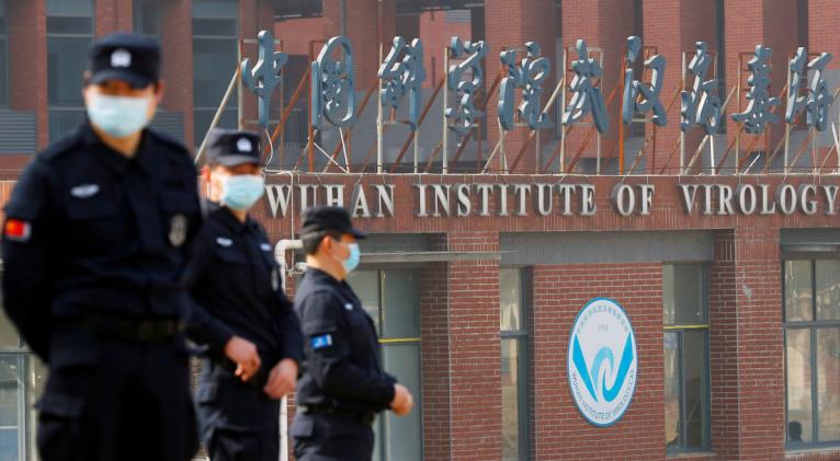 Personal de seguridad frente al Instituto de Virología de Wuhan, China, el 3 de febrero de 2021. Foto: Thomas Peter / Reuters