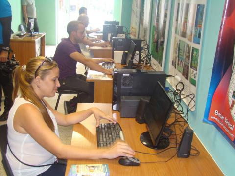 Sala de servicios telemáticos de Citmatel en Pinar del Río