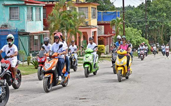Integrantes del joven Club de Motos Eléctricas de Cuba (MEC)