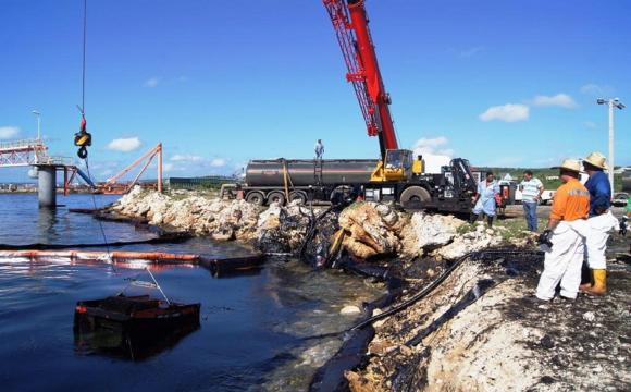 Evalúan daños del derrame de petróleo en la bahía de Matanzas