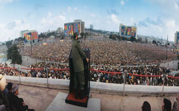 Fidel hablando en la Plaza de la Revolución en el acto por el 9no Aniversario del Triunfo de la Revolución, 1ro de enero de 1968 "Año del Guerrillero Heroico". Foto: Lee Lockwood