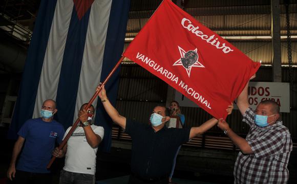 Metunas, ostenta bandera de Colectivo Vanguardia Nacional