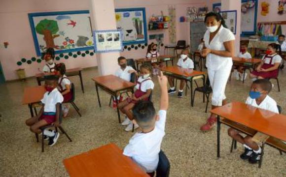 Felicita Presidente a educadores cubanos