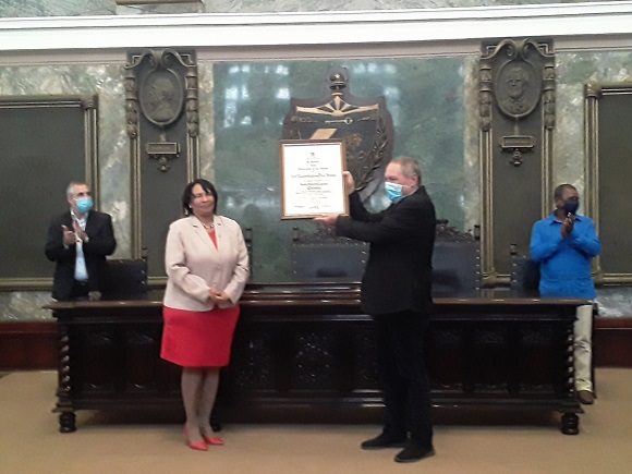 Investigador cubano Vicente Vérez recibe el título Honoris Causa de la Universidad de La Habana