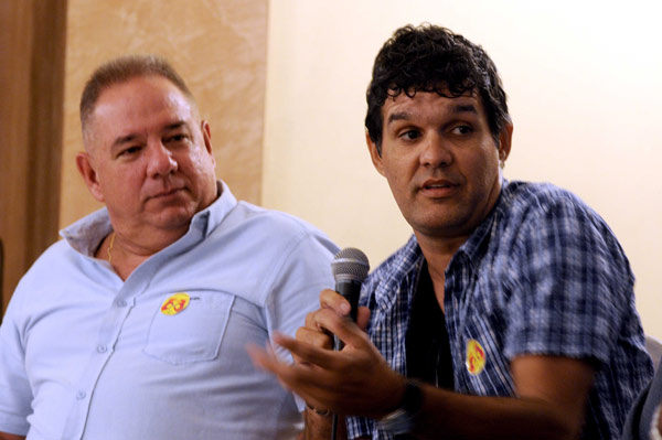 Amílcar Salatti (D), guionista del largometraje de ficción Inocencia, de Alejandro Gil, durante la conferencia de prensa, como parte de las actividades colaterales del 40 Festival Internacional del Nuevo Cine Latinoamericano, en el Hotel Nacional de Cuba, en La Habana, el 8 de diciembre de 2018.  ACN FOTO/Omara GARCÍA MEDEROS