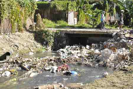 En la zanja ubicada en las calles 108 y Capitán Núñez, que confluye en el río Luyanó, hay un microvertedero permanente y tuberías que vierten aguas albañales.