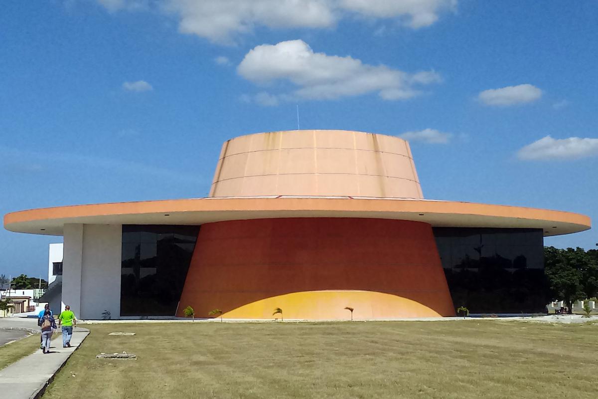  Las edificaciones del CEA ostentan una arquitectura muy particular, que hacen pensar en empeños futuristas y de largo alcance. Foto: Estudios Revolución