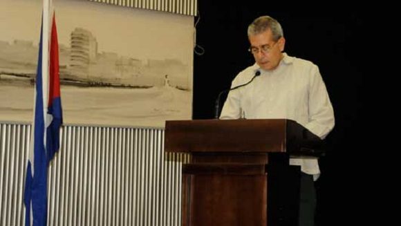 René Leyva Montaña, director del Centro de Isótopos, reafirmó su compromiso con la calidad y la consagración de sus trabajadores. Foto: Jorge Luis Sánchez Rivera / Bohemia.