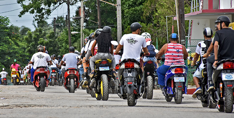 El Club de Motos Eléctricas “atropella” al caracol gigante africano. Foto: Sergei Montalvo Aróstegui
