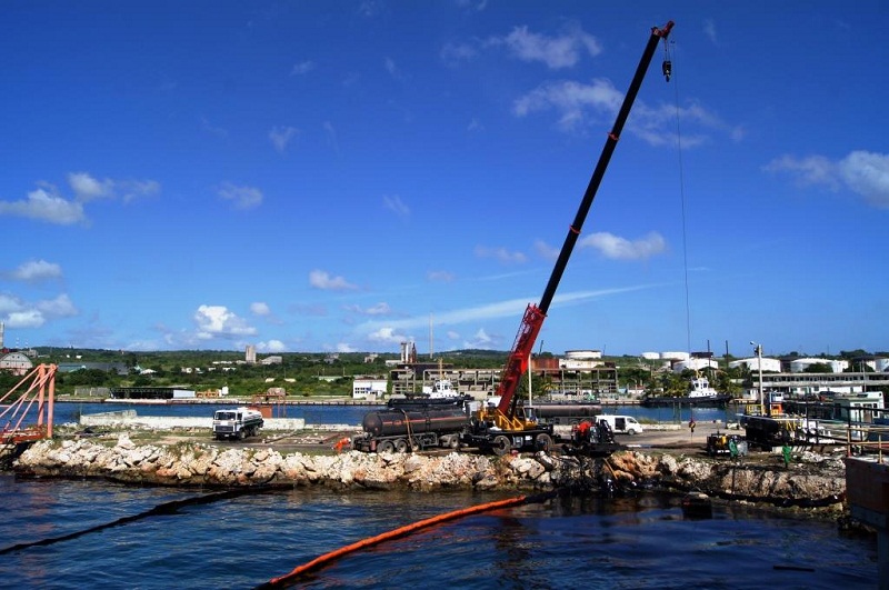 Evalúan daños del derrame de petróleo en la bahía de Matanzas