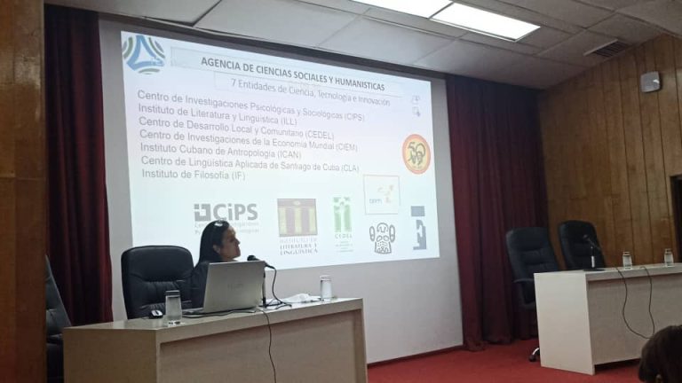 Debaten sobre retos de las ciencias sociales