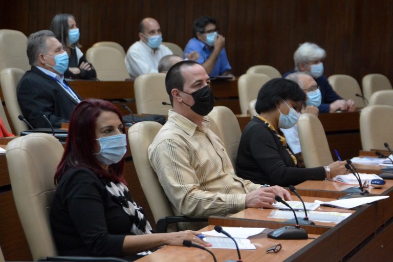 Nuevo encuentro con científicos y expertos que participan en el enfrentamiento a la COVID-19.