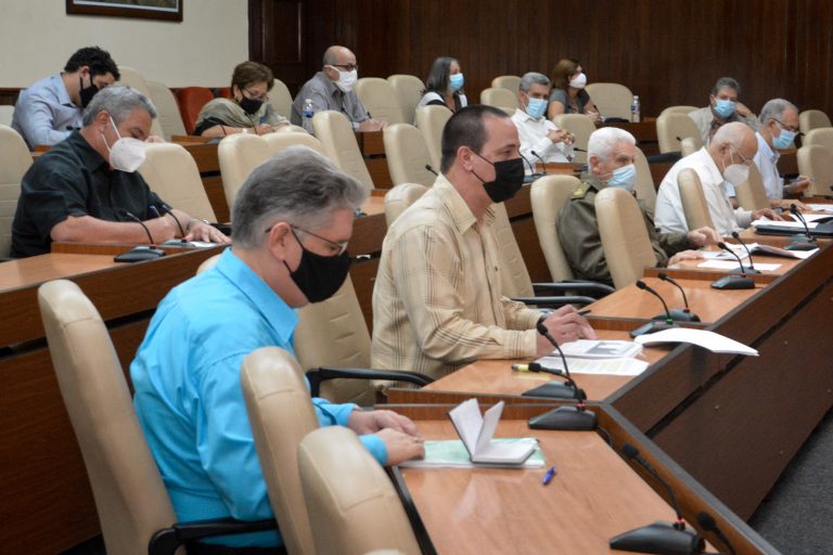 Nuevo encuentro con científicos y expertos que participan en el enfrentamiento a la COVID-19.
