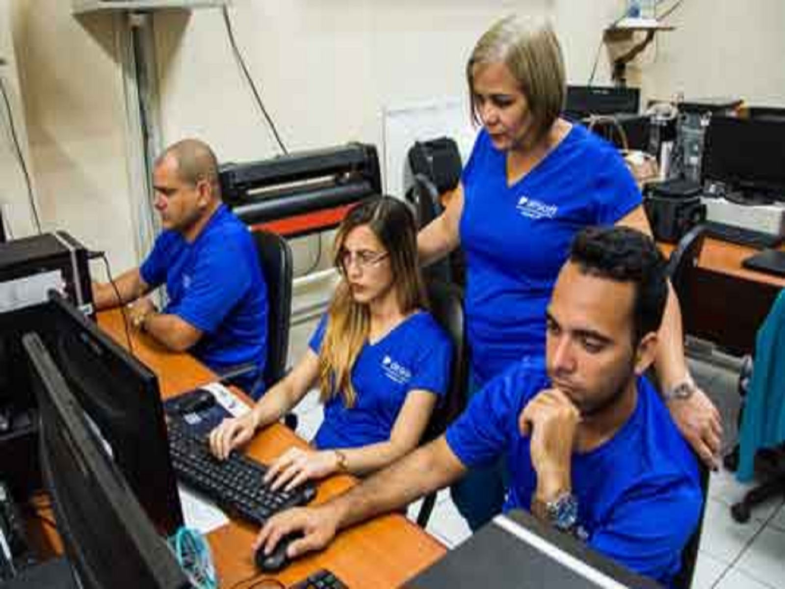 Integrantes del equipo fundador del Portal Pinareño, acompañados por Elena Julia Real Castro, directora territorial de la división Desoft y jefa del proyecto Gobierno Electrónico a nivel nacional.