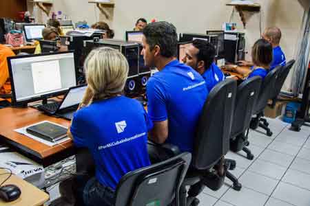 Integrantes del equipo fundador del Portal Pinareño, acompañados por Elena Julia Real Castro, directora territorial de la división Desoft y jefa del proyecto Gobierno Electrónico a nivel nacional./ ACN