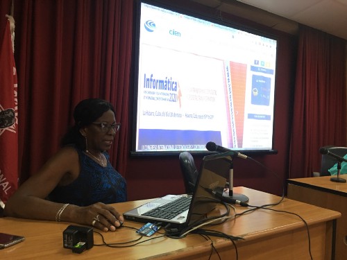 Isabel Daudinot Founier, webmaster del portal de la Red Cubanade Ciencia, explica las características fundamentales implementadas en la versión más reciente.