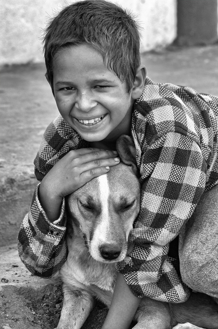 Muchos de los pacientes eran niñas y niños con cataratas congénitas y otras enfermedades que no habían podido ser atendidas por las condiciones de pobreza en que vivían. Foto Roberto Chile.